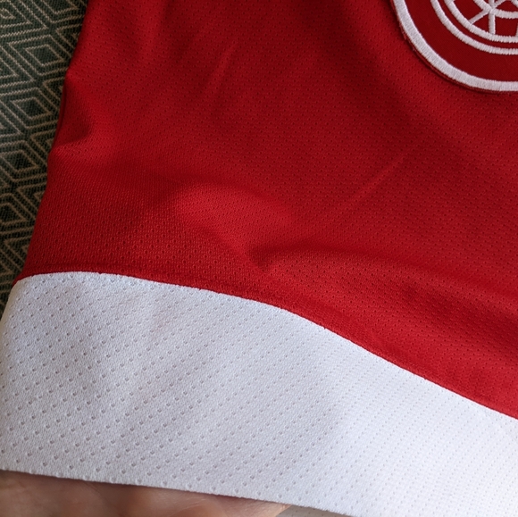 Detroit Red Wings CCM Youth Jersey X/XL - Picture 6 of 13